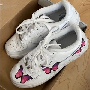 Nike shoes! Pink butterfly 🤍